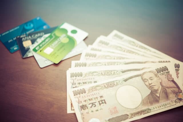 経費を安く抑えられるクレジットカードはどれかな？