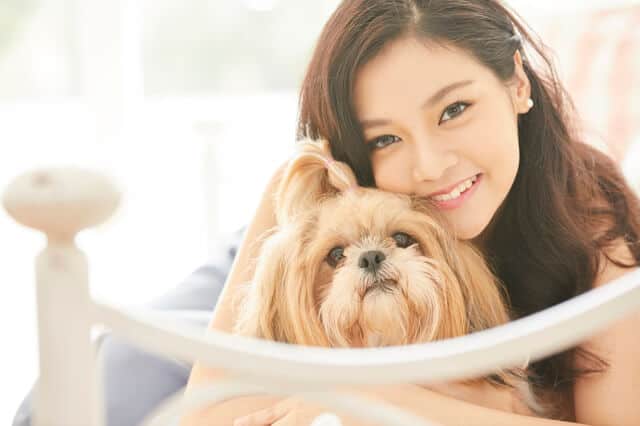 ペットを飼う女性