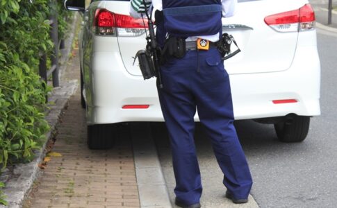 警察官による駐車違反の取り締まり